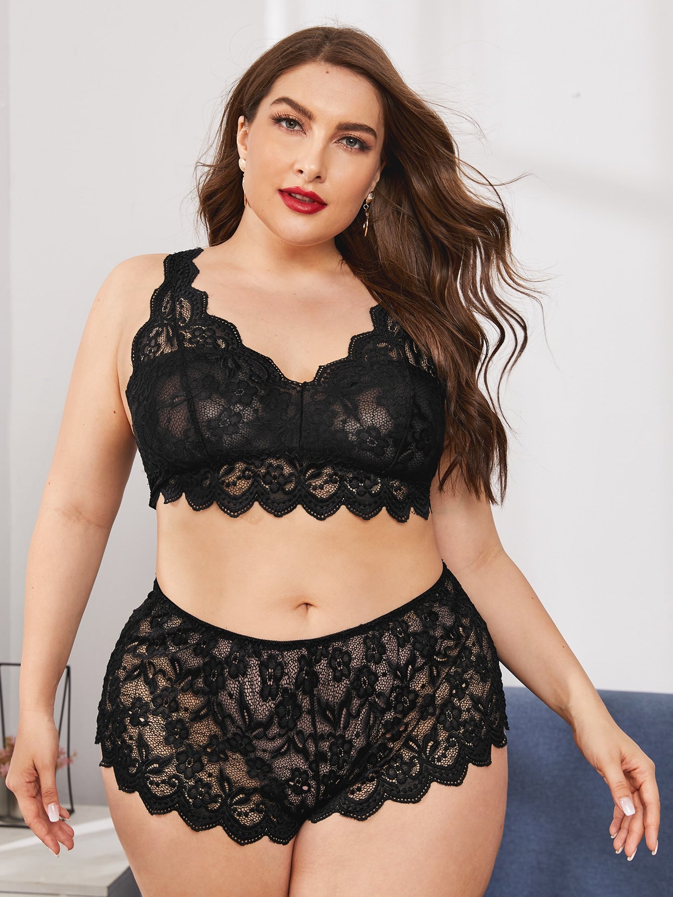 Plus Size Women's Black Lingerie Set With Scallop Edge, Bra And